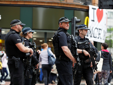 שוטרים חמושים במנצ'סטר (צילום: רויטרס)