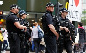 שוטרים חמושים במנצ'סטר (צילום: רויטרס)