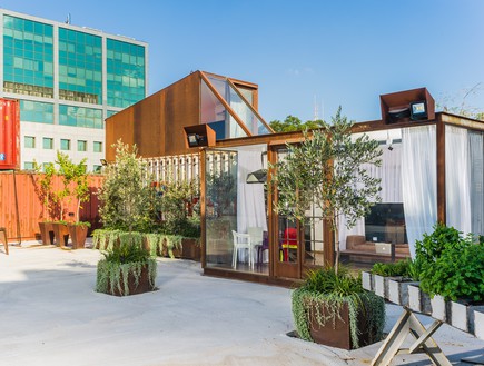 אדם סטיל - בעודו לוהט - בית הקורטן בשטח המפעל בפתח תקווה.  אדריכלו