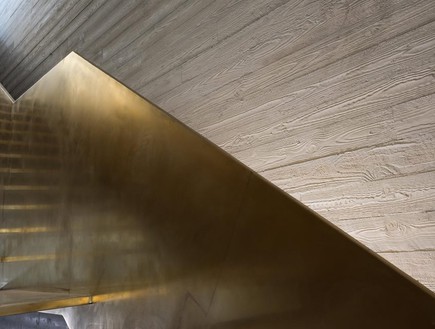 אדם סטיל - בעודו לוהט - גרם מדרגות ברונזה. אדריכל-אילן פיבקו (צילום: יחסי ציבור)