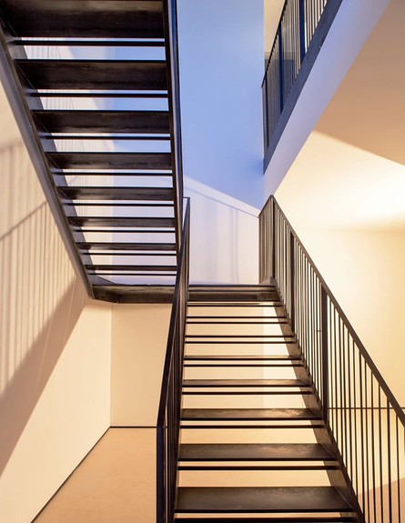אדם סטיל - בעודו לוהט - גרם מדרגות מפלדה מושחרת. אדריכלית - קארן ג (צילום: יחסי ציבור)