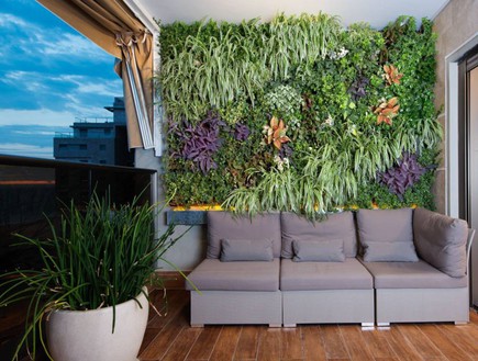 מרפסות, קיר צמחייה. מכניס ירוק לחיים העירוניים (צילום: יחסי ציבור)
