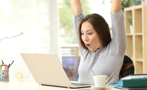 אישה שמחה מול מחשב (אילוסטרציה: Antonio Guillem, Shutterstock)