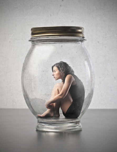 אישה בתוך צנצנת (אילוסטרציה: Ollyy, Shutterstock)