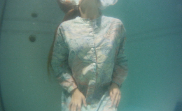 טבילת מתגיירת במקווה. מתוך "מעשה באשה וחלוק"