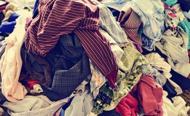 ערימת בגדים (צילום: nito, Shutterstock)