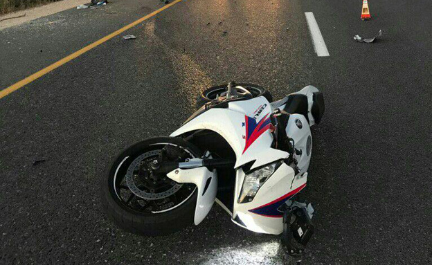 האופנוע שנפגע ליד צומת הסרגל (צילום: דוברות המשטרה)