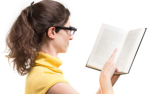 אורקם אישה קוראת ספר (צילום: יחסי ציבור)