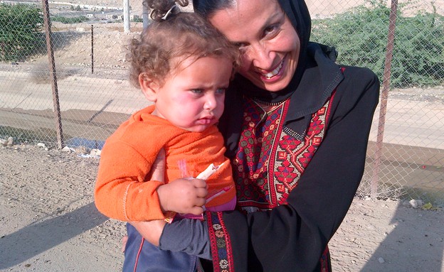 גל לוסקי עם תינוקת בסוריה  (צילום: יחסי ציבור, מגזין נשים)