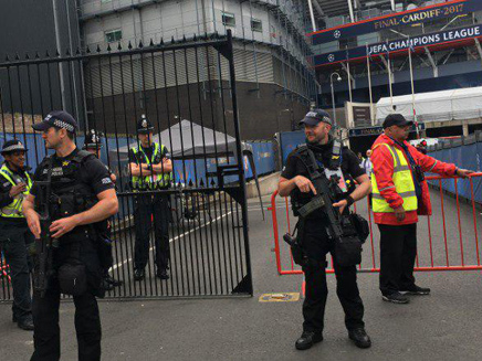 האבטחה מחוץ לאצטדיון (צילום: CNN)