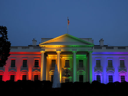 הבית הלבן מואר בצבעי הגאווה - תחת אובמה (צילום: רויטרס)