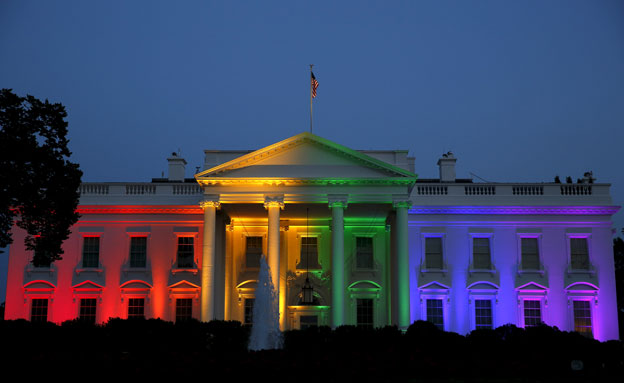הבית הלבן מואר בצבעי הגאווה - תחת אובמה (צילום: רויטרס)