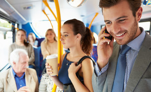 נוסעים באוטובוס (אילוסטרציה: Monkey Business Images, Shutterstock)