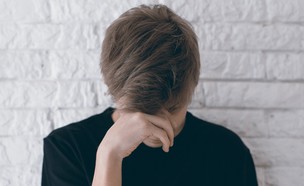 נער בדיכאון (אילוסטרציה: NadyGinzburg, Shutterstock)