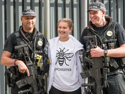 השוטרים גנבו לאריאנה גרנדה את ההופעה השוטרים גנבו לאריאנה גרנדה את ההופעה