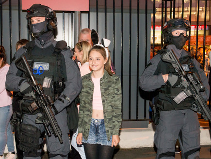 השוטרים גנבו לאריאנה גרנדה את ההופעה השוטרים גנבו לאריאנה גרנדה את ההופעה