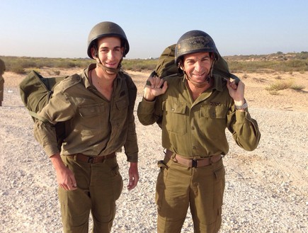 שוקי רינסקי ובנו בעת שירותם הצבאי 