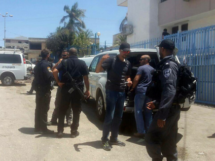 שוטרים בכפר קאסם, היום (צילום: חדשות 2)