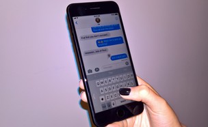 הקלדה ביד אחת באייפון (צילום: יאיר מור, NEXTER)