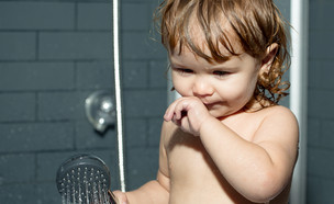 ילד באמבטיה  (צילום: Volodymyr Tverdokhlib, Shutterstock)