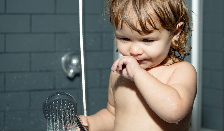 ילד באמבטיה  (צילום: Volodymyr Tverdokhlib, Shutterstock)