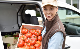 חקלאית עושה משלוח ירקות (אילוסטרציה: goodluz, Shutterstock)