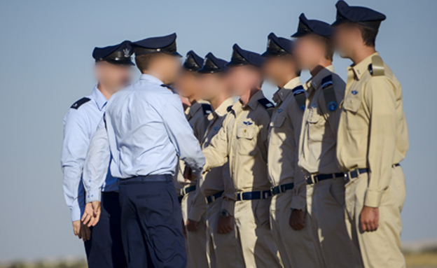 ר' וחבריו בטקס חשיפת הדרגות, אתמול (צילום: דו"צ)