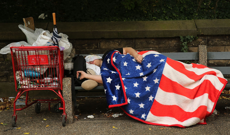 הומלס ישן על ספסל בברוקלין, ניו יורק (צילום: Spencer Platt, GettyImages IL)