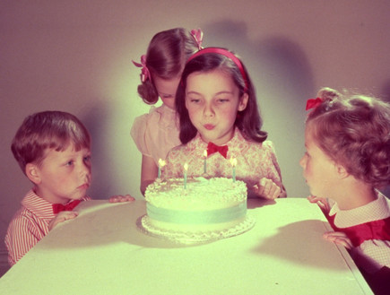 ילדים חוגגים יום הולדת (צילום: Hulton Archive, GettyImages IL)