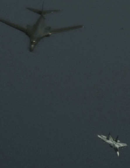 המטוסים יחד (צילום: משרד ההגנה האמריקני)