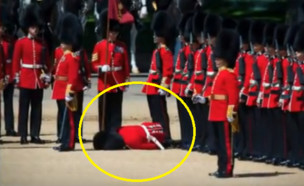 חייל ממשמר המלוכה התמוטט במהלך הטקס (צילום: צילום מסך מתוך youtube)