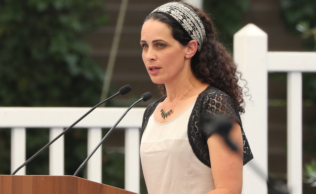 שרה ב"ק מנחה בבית הנשיא