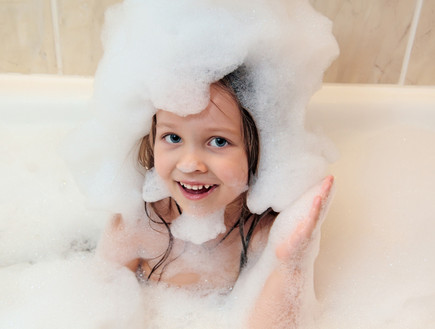 ילדה באמבטיה (צילום: ID1974, Shutterstock)