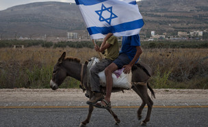 ילדים מהתנחלות איתמר בהפגנה נגד מדינה פלסטינית (צילום: אריאל שליט ל-AP)