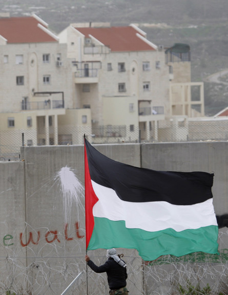 פלסטיני מוחה נגד גדר ההפרדה מול מודיעין עלית (צילום: Majdi Mohammed, ap)