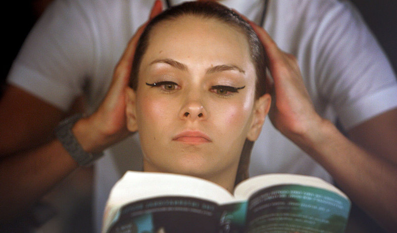 דוגמנית קוראת ספר בתצוגת אופנה בסידני אוסטרליה (צילום: Lisa Maree Williams, GettyImages IL)