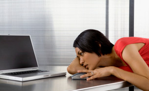 אישה משועממת מול מחשב (צילום: אימג'בנק / Thinkstock)