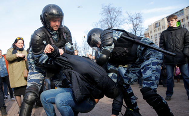 מעצרים בהפגנות אופוזיציה במוסקבה (צילום: רויטרס)