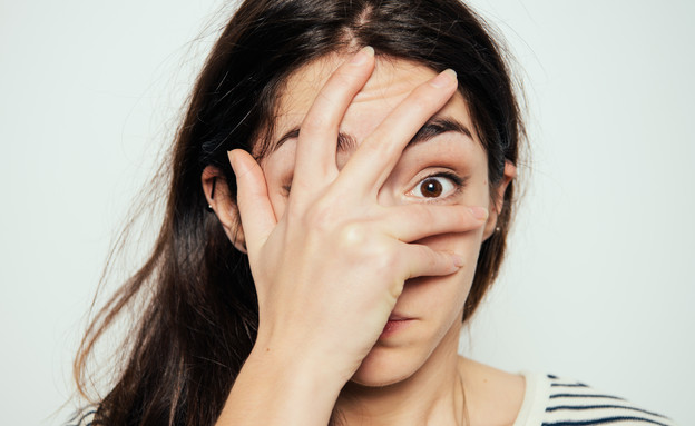 אישה נבוכה - מבוכה - מביך (אילוסטרציה: file404, Shutterstock)