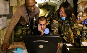 חיילים אמריקאים מסתכלים על מחשב (צילום: Paula Bronstein, GettyImages IL)