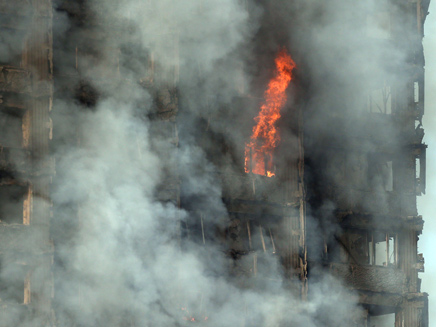 שריפה בבניין בלונדון (צילום: רויטרס)