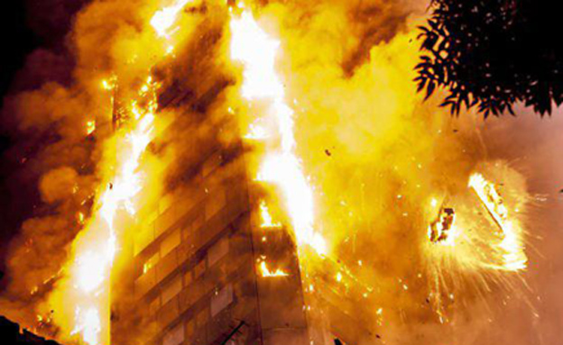 טרגדיה בבניין מגורים בלב בירת בריטניה (צילום: SKY NEWS)