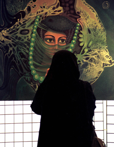 נשים סעודיות - מסתכלת על ציור (צילום: Sakchai Lalit | AP)
