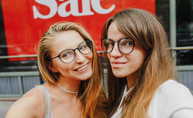 שתי נשים עומדות ליד שלט סייל (אילוסטרציה: Anastasiia Fedorova, Shutterstock)