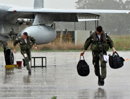טייסים בגשם (צילום: אתר חיל האוויר)