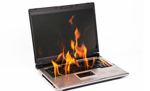 מחשב נייד עולה באש (צילום: ShutterStock)