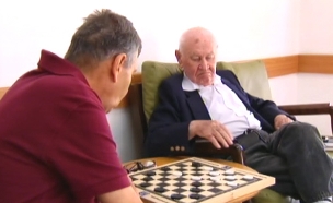 הכירו: הגמלאים שעוזרים לקשישים (צילום: חדשות 2)