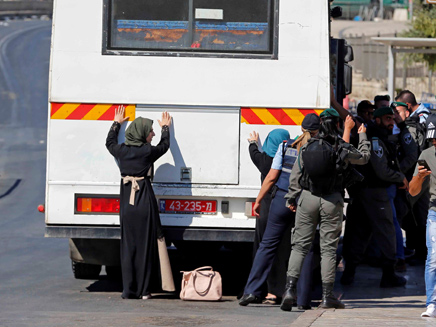 350 פלסטינים נעצרו והורחקו מישראל (צילום: רויטרס)