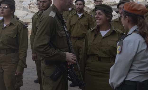 צופית עם המג"ד בטקס ההשבעה