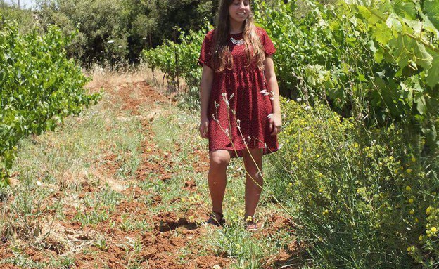 צופית בכרם הלל בפאתי קרית ארבע - מקום הירצחה של חברתה הלל אריאל